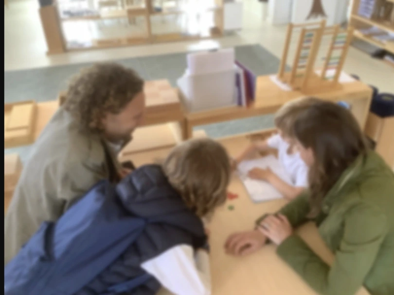 Alumnos preparando una comida liderada por estudiantes en la cocina